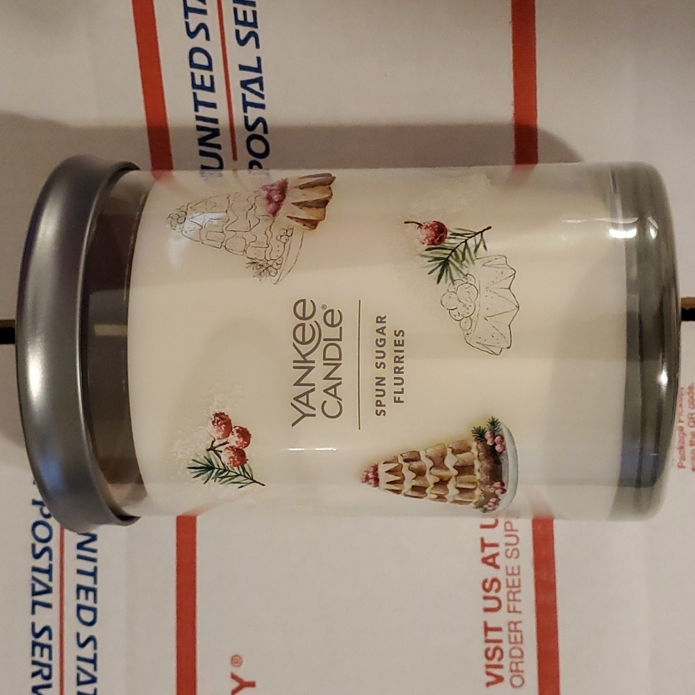 Yankee Candle Spun Sugar Flurries 2-wick 20oz large Signature jar